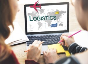 prikaz ljudi koji rade za laptopom logistiku u administrativnoj firmi