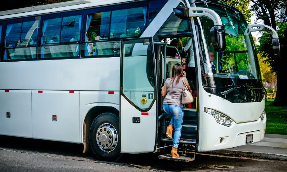žena ulazi u autobus
