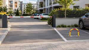 Automatska rampa na ulazu u stambeni parking i parking barijera na jednom parking mestu ispred moderne zgrade